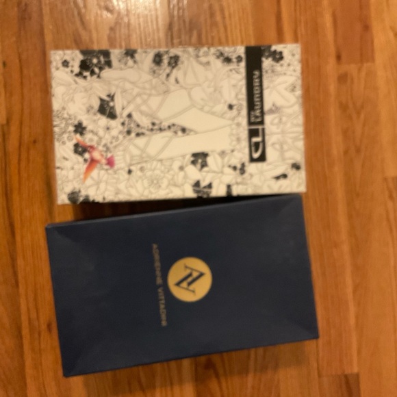 For sale two pairs of shoes , blacks and beiges size 6 us - Picture 4 of 7